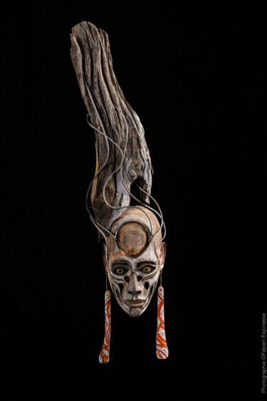 Skulptur mit dem Titel "Femme artefact (sus…" von Karmax, Original-Kunstwerk, Holz