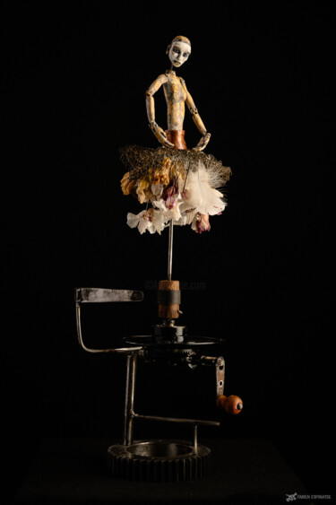 Sculpture titled "La Danseuse" by Karmax, Original Artwork, Wood