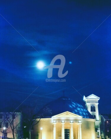 Photographie intitulée "Moon & church ©" par Kasiopea, Œuvre d'art originale, Photographie numérique