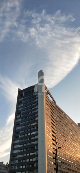 Fotografia zatytułowany „Immeuble tornade ©” autorstwa Kasiopea, Oryginalna praca, Fotografia cyfrowa