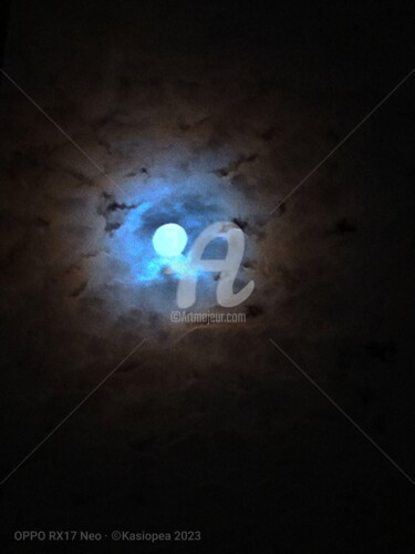 Photographie intitulée "Lune bleue et rouge…" par Kasiopea, Œuvre d'art originale, Photographie numérique