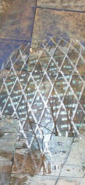 Photographie intitulée "Reflet de la tour e…" par Kasiopea, Œuvre d'art originale, Photographie numérique