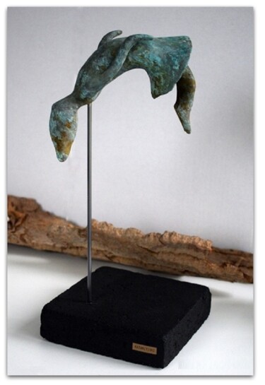 Скульптура под названием "I am Feather" - Katar(T)Ski, Подлинное произведение искусства, Смола