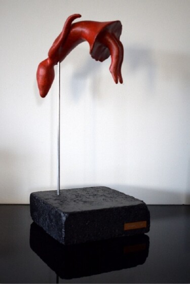 Sculptuur getiteld "I am Feather (Scarl…" door Katar(T)Ski, Origineel Kunstwerk, Hars