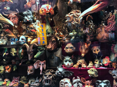 Photographie intitulée "the mask zoo in Ven…" par Katherine Lee, Œuvre d'art originale, Photographie numérique