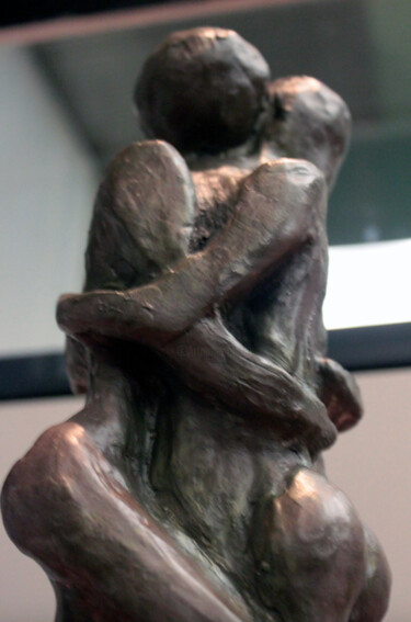 Γλυπτική με τίτλο "hug" από Kathy Leoni, Αυθεντικά έργα τέχνης, Πηλός