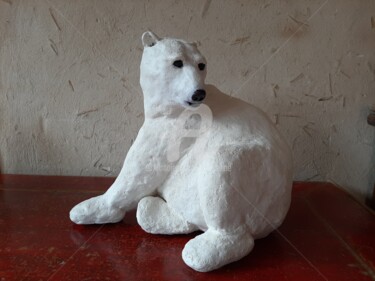 Skulptur mit dem Titel "jeune ours polaire" von Katyveline Ruiz, Original-Kunstwerk, Terra cotta