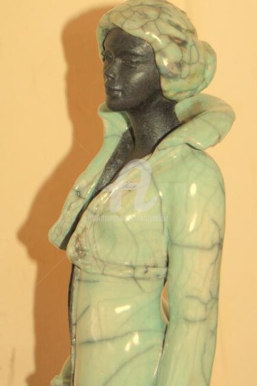 Scultura intitolato "raku femme vert cél…" da Katyveline Ruiz, Opera d'arte originale, Terracotta
