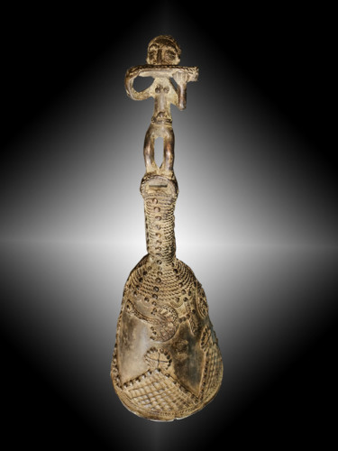 Escultura titulada "Cloche Baoule en Br…" por Kebe, Obra de arte original, Bronce