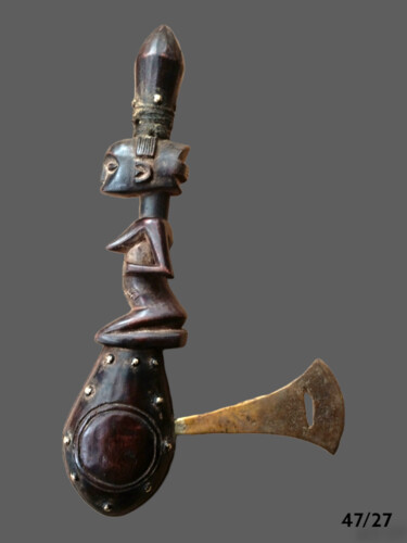 Sculpture intitulée "Hache royal tshokwe…" par Kebe, Œuvre d'art originale, Bois