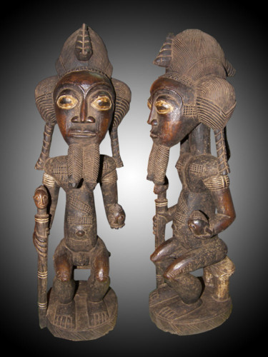 Sculptuur getiteld "Statuette Baoule ar…" door Kebe, Origineel Kunstwerk, Hout