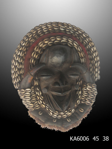 Skulptur mit dem Titel "Masque Dan  de la c…" von Kebe, Original-Kunstwerk, Holz