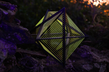 Скульптура под названием "Merkaba v1 | Grid" - Kevin Fernandez (Artwork.e.v), Подлинное произведение искусства, String Art