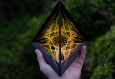 Sculptuur getiteld "Tetrahedron | Flowe…" door Kevin Fernandez (Artwork.e.v), Origineel Kunstwerk, Hout