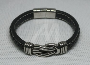 Un magnifique Bracelet en cuir et Acier 20210308 Design intitulée "Un magnifique Brace…" par Khady Sylla, Œuvre d'art originale, Accessoires