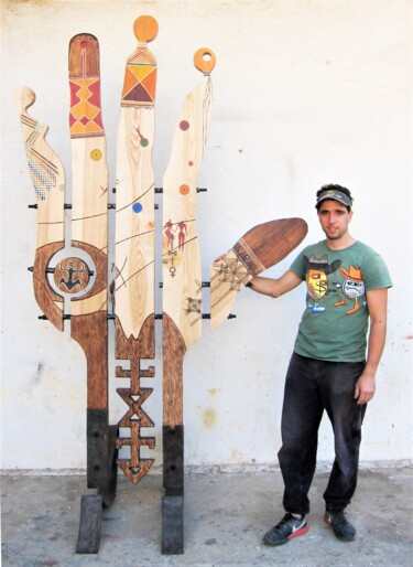 雕塑 标题为“Main de Tanit” 由Khalid Assallami, 原创艺术品, 木