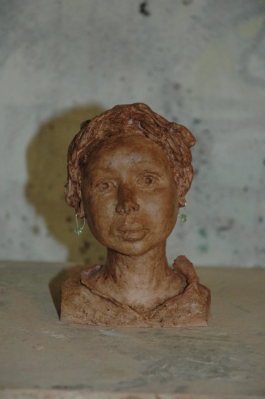 Sculpture intitulée "Jeune fille aux bou…" par Khatima Saadi, Œuvre d'art originale