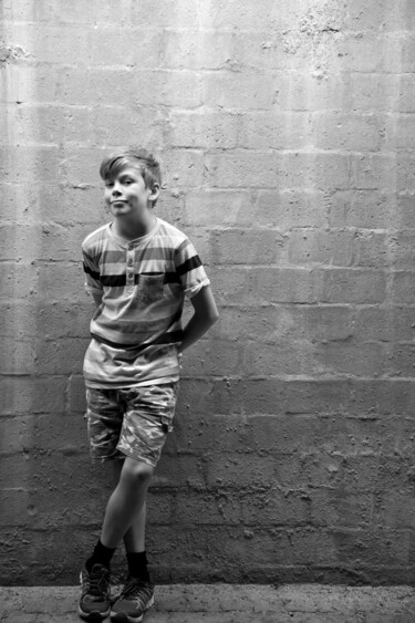 Photographie intitulée "Shy boy" par Kim Stone, Œuvre d'art originale, Photographie numérique