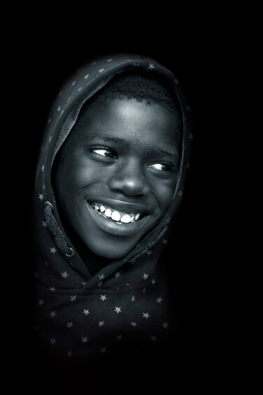 Photographie intitulée "Young Khayalitsha l…" par Kim Stone, Œuvre d'art originale, Photographie numérique
