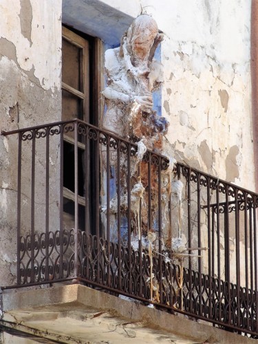 Photographie intitulée "fantôme au balcon?" par Christine Pons, Œuvre d'art originale