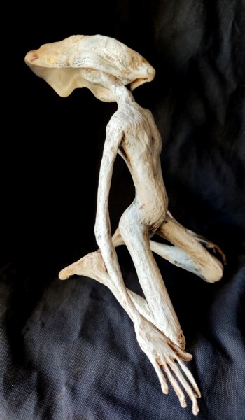 Sculpture titled "Aliéné (2)" by Karine Krynicki, Original Artwork, Paper maché