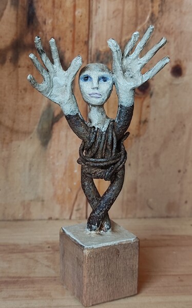 Скульптура под названием "Haut les ... coeurs!" - Karine Krynicki, Подлинное произведение искусства, Папье-маше