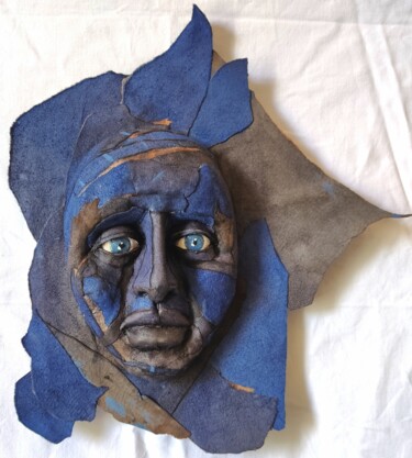 Sculpture intitulée "Des bleus à l'âme" par Karine Krynicki, Œuvre d'art originale, Cuir Monté sur Châssis en bois
