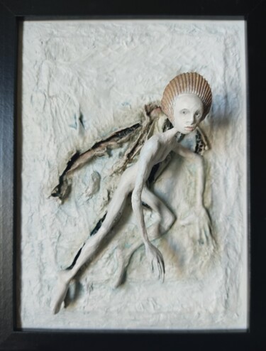 Sculpture titled "La mue" by Karine Krynicki, Original Artwork, Paper maché Mounted on Other rigid panel