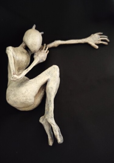 Sculpture intitulée "Petit démon endormi" par Karine Krynicki, Œuvre d'art originale, Papier mâché