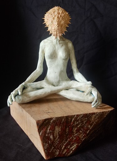 Escultura titulada "La Guerrière" por Karine Krynicki, Obra de arte original, Papel maché