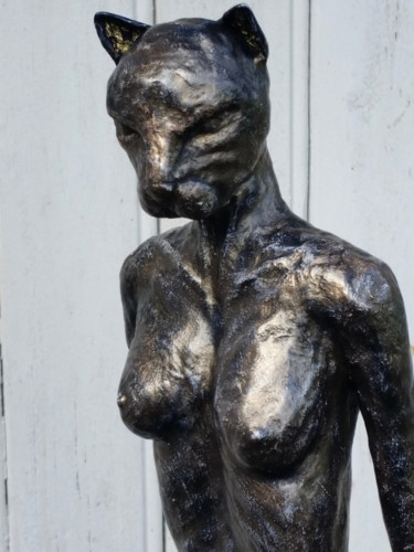 Sculptuur getiteld "Bastet" door Karine Krynicki, Origineel Kunstwerk, Hout