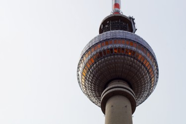 Fotografie getiteld "Fernsehturm Berlin" door Klaus Vartzbed, Origineel Kunstwerk