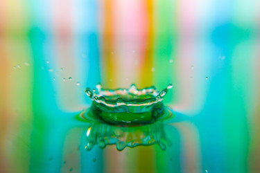 Fotografie mit dem Titel "water drop slash" von Klaus Vartzbed, Original-Kunstwerk