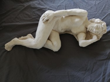 Escultura intitulada "Nue allongée" por Claire Ferrari (klrferr), Obras de arte originais, Argila