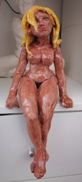 Escultura intitulada "Carole la cagole" por Claire Ferrari (klrferr), Obras de arte originais, Terracota