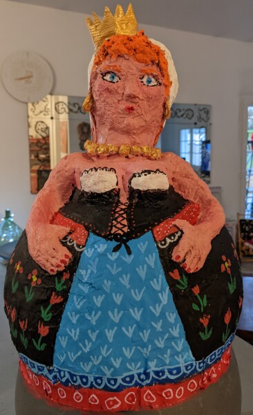 Scultura intitolato "La grosse reine" da Claire Ferrari (klrferr), Opera d'arte originale, Carta