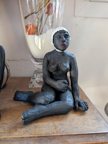 Skulptur mit dem Titel "Statuette petite ba…" von Claire Ferrari (klrferr), Original-Kunstwerk, Ton