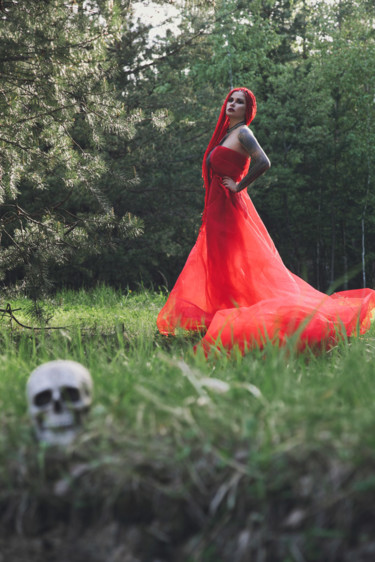 Fotografie getiteld "witch in red" door Alexandra Knabengof, Origineel Kunstwerk