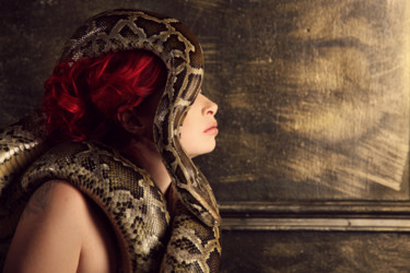 Photographie intitulée "snake queen" par Alexandra Knabengof, Œuvre d'art originale