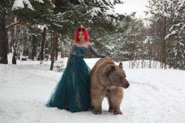Fotografia intitolato "bear in the forest" da Alexandra Knabengof, Opera d'arte originale