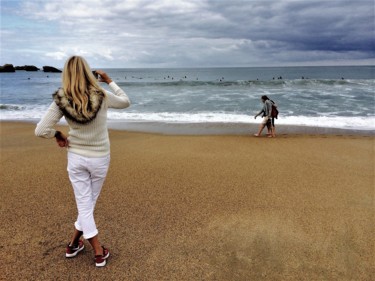 Photographie intitulée "SURFINA IN BIARRITZ" par Kogan, Œuvre d'art originale