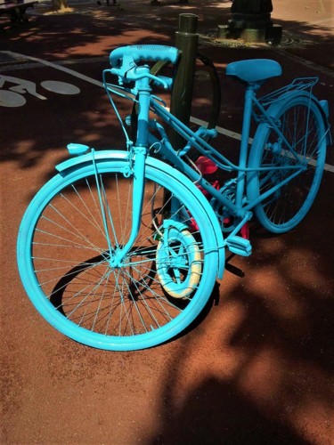 Fotografie getiteld "BLUE BICYCLE" door Kogan, Origineel Kunstwerk