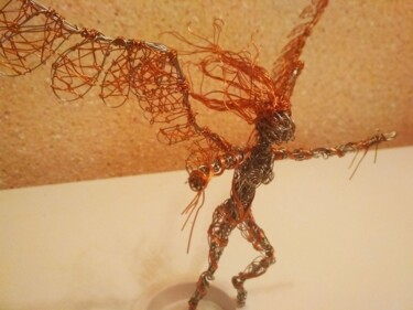 Скульптура под названием "fly wire" - Kolobrawen, Подлинное произведение искусства, Металлы