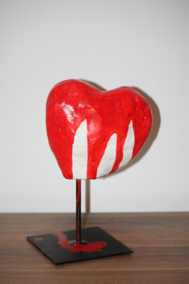 Skulptur mit dem Titel "Love in Heart" von Kseniya Redina, Original-Kunstwerk, Gips
