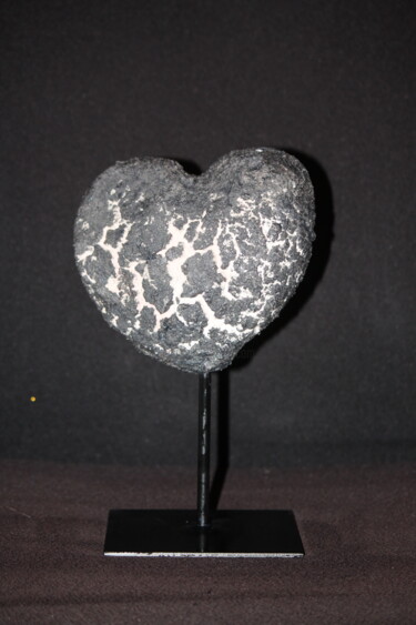 Sculptuur getiteld "Burnt Heart" door Kseniya Redina, Origineel Kunstwerk, Gips