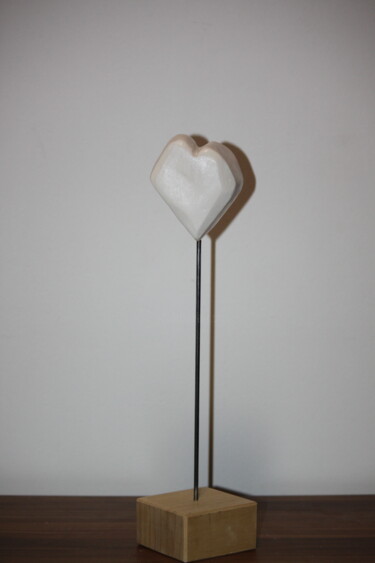 Sculpture intitulée "Gypsum White Heart" par Kseniya Redina, Œuvre d'art originale, Plâtre