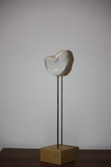 Skulptur mit dem Titel "Gypsum White Heart 2" von Kseniya Redina, Original-Kunstwerk, Gips