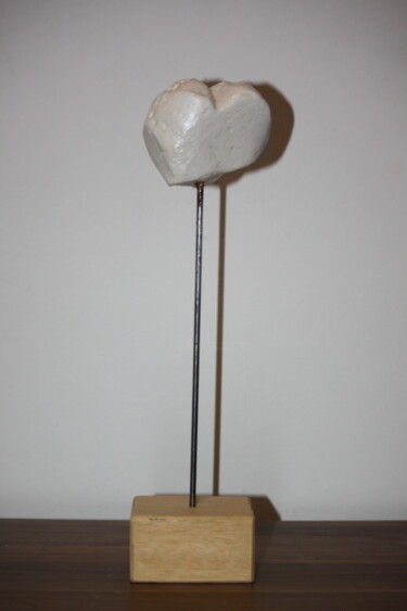 Sculptuur getiteld "Gypsum White Heart 3" door Kseniya Redina, Origineel Kunstwerk, Gips