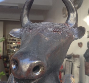 Sculpture intitulée "tête de taureau raku" par Kyriaki Moustaki, Œuvre d'art originale, Terre cuite