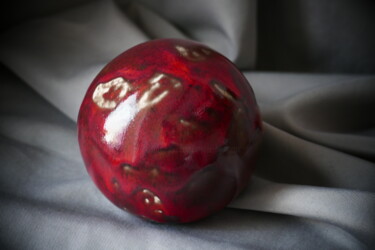 Skulptur mit dem Titel "SPHERE Email rouge" von L'Atelier De Nanou, Original-Kunstwerk, Keramik